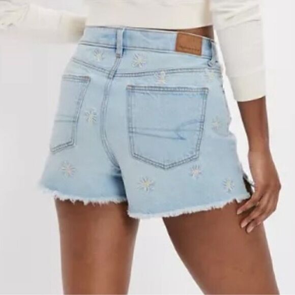 American Eagle Daisy Embroidered Distressed Jean Mom Shorts. Size 4. - Picture 3 of 11